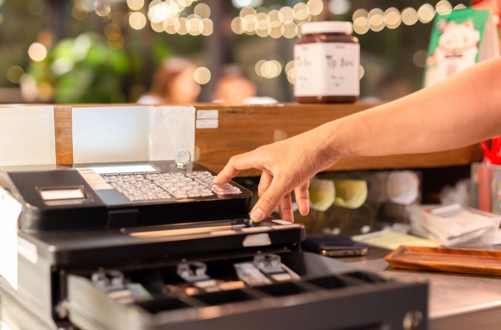 Obowiązek kasy fiskalnej — czy i kiedy sklep online musi mieć kasę?